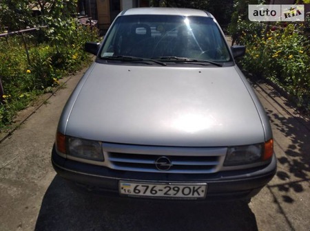 Opel Astra 1993  випуску Одеса з двигуном 1.6 л бензин седан механіка за 2600 долл. 