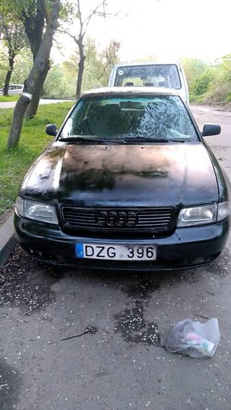 Audi A4 Limousine 1995  випуску Львів з двигуном 1.6 л бензин седан механіка за 900 долл. 