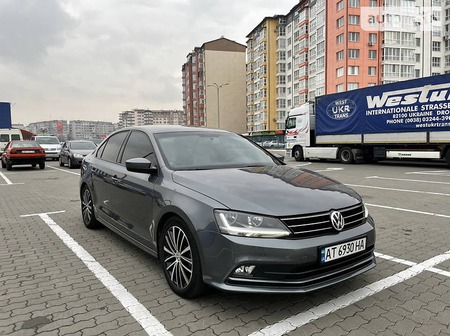 Volkswagen Jetta 2015  випуску Івано-Франківськ з двигуном 1.8 л бензин седан автомат за 13499 долл. 