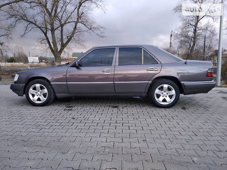 Mercedes-Benz E 420 1993  випуску Житомир з двигуном 4.2 л бензин седан автомат за 4100 долл. 