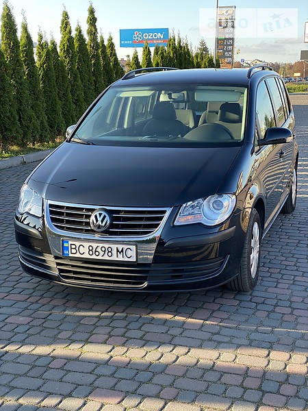 Volkswagen Touran 2007  випуску Львів з двигуном 1.4 л бензин мінівен механіка за 6999 долл. 