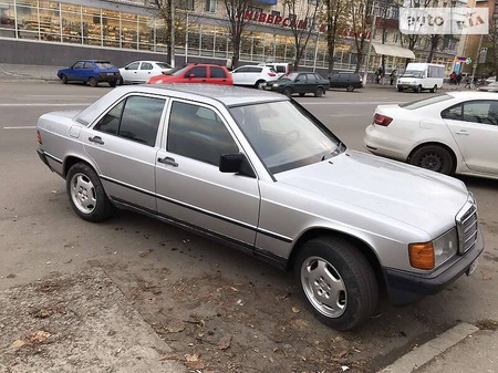 Mercedes-Benz 190 1985  випуску Київ з двигуном 2 л  седан механіка за 2800 долл. 