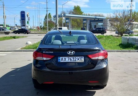 Hyundai Elantra 2013  випуску Харків з двигуном 1.8 л бензин седан механіка за 8500 долл. 