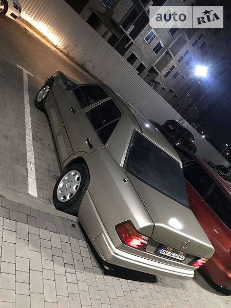 Mercedes-Benz E 300 1985  випуску Луцьк з двигуном 3 л  седан автомат за 3100 долл. 