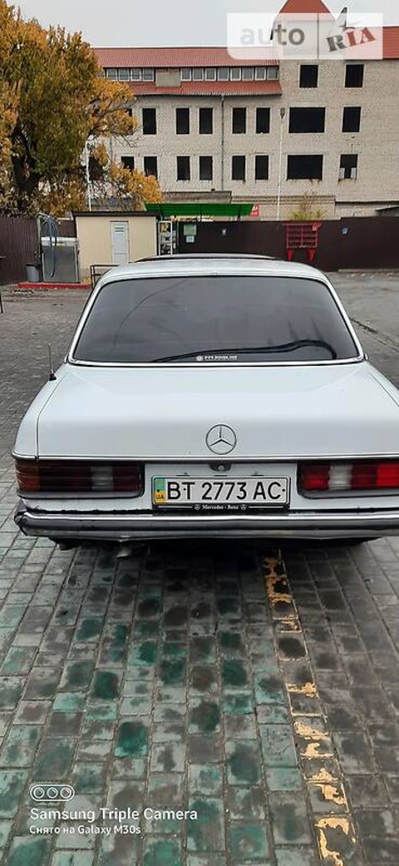Mercedes-Benz E 230 1978  випуску Херсон з двигуном 2.3 л дизель седан автомат за 1500 долл. 