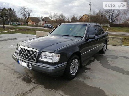 Mercedes-Benz E 300 1995  випуску Полтава з двигуном 3 л дизель седан автомат за 4750 долл. 