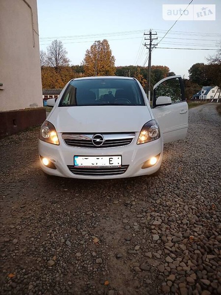 Opel Zafira Tourer 2011  випуску Чернівці з двигуном 1.7 л дизель мінівен механіка за 8300 долл. 