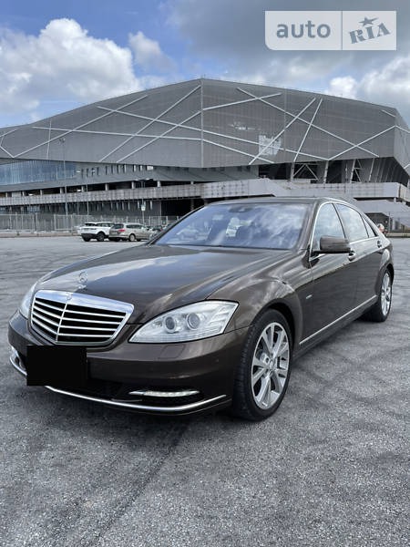 Mercedes-Benz S 500 2011  випуску Херсон з двигуном 4.7 л бензин седан автомат за 25000 долл. 