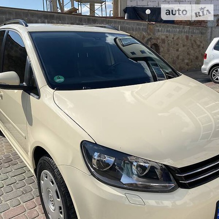 Volkswagen Touran 2011  випуску Тернопіль з двигуном 1.6 л дизель седан автомат за 8200 долл. 