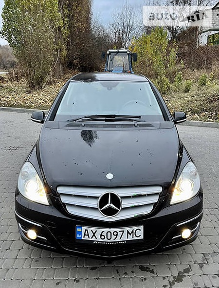 Mercedes-Benz B 180 2010  випуску Харків з двигуном 1.7 л бензин хэтчбек автомат за 9444 долл. 