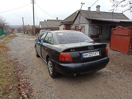 Audi A4 Limousine 1996  випуску Донецьк з двигуном 1.6 л  седан механіка за 3999 долл. 