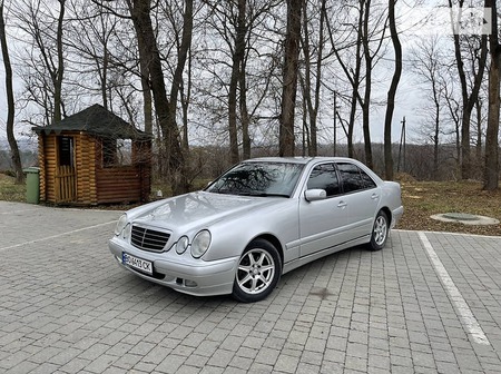 Mercedes-Benz E 200 2001  випуску Тернопіль з двигуном 2.2 л дизель седан автомат за 5600 долл. 