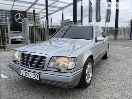 Mercedes-Benz E 300 1993  випуску Дніпро з двигуном 3 л дизель седан автомат за 15000 долл. 