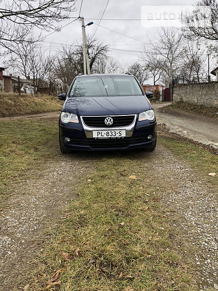 Volkswagen Touran 2009  випуску Тернопіль з двигуном 1.9 л дизель мінівен механіка за 8500 долл. 