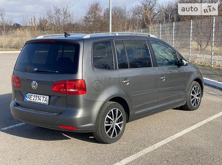 Volkswagen Touran 2011  випуску Дніпро з двигуном 1.6 л дизель мінівен автомат за 12400 долл. 