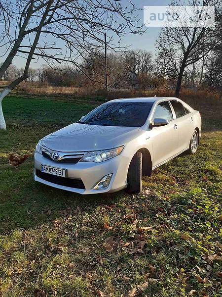 Toyota Camry 2012  випуску Житомир з двигуном 2.5 л гібрид седан автомат за 12700 долл. 