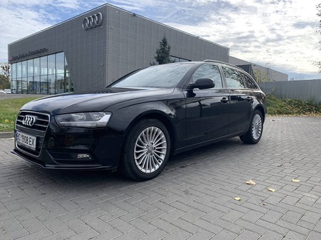 Audi A4 Limousine 2012  випуску Львів з двигуном 2 л дизель універсал  за 13200 долл. 