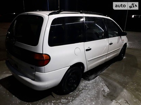 Volkswagen Sharan 1998  випуску Львів з двигуном 1.9 л дизель мінівен механіка за 770 долл. 