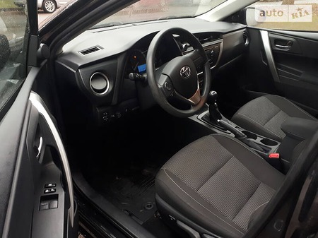 Toyota Auris 2013  випуску Суми з двигуном 1.6 л  хэтчбек механіка за 9400 долл. 