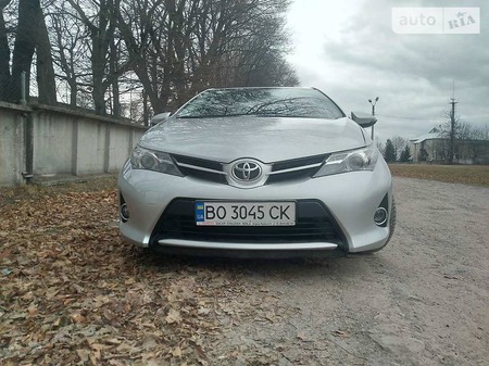 Toyota Auris 2015  випуску Тернопіль з двигуном 1.4 л дизель універсал механіка за 10200 долл. 