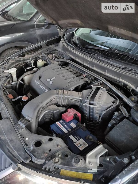 Mitsubishi Outlander XL 2008  випуску Миколаїв з двигуном 3 л бензин позашляховик автомат за 11000 долл. 