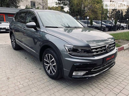 Volkswagen Tiguan 2019  випуску Одеса з двигуном 2 л бензин позашляховик автомат за 25999 долл. 