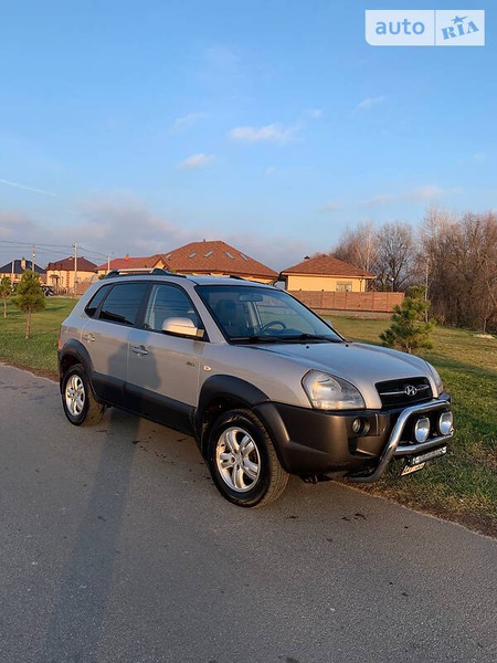 Hyundai Tucson 2006  випуску Київ з двигуном 2 л бензин позашляховик механіка за 7700 долл. 