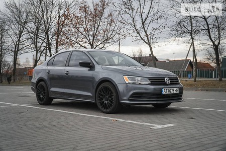 Volkswagen Jetta 2015  випуску Івано-Франківськ з двигуном 2 л бензин седан  за 10700 долл. 