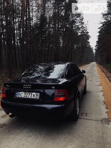 Audi A4 Limousine 1998  випуску Львів з двигуном 1.6 л бензин седан механіка за 4300 долл. 