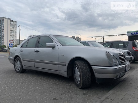 Mercedes-Benz E 420 1996  випуску Київ з двигуном 5 л бензин седан автомат за 5500 долл. 