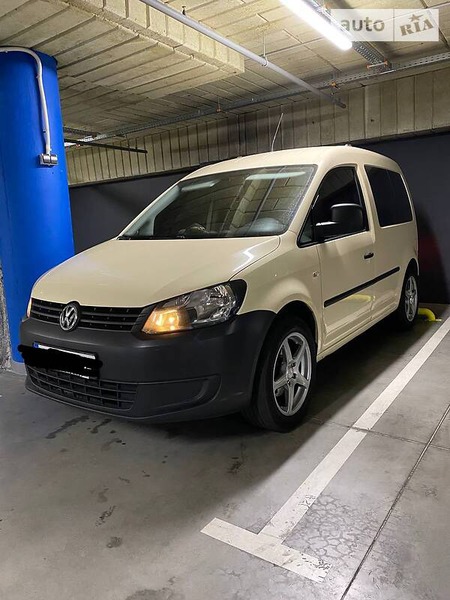 Volkswagen Caddy 2012  випуску Ужгород з двигуном 1.6 л дизель мінівен автомат за 8700 долл. 