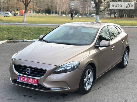 Volvo V40 2013  випуску Рівне з двигуном 1.6 л дизель хэтчбек механіка за 11099 долл. 