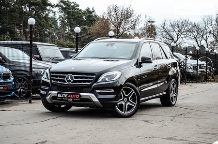 Mercedes-Benz ML 500 2015  випуску Київ з двигуном 5 л бензин позашляховик автомат за 55555 долл. 