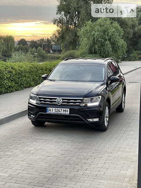 Volkswagen Touran 2019  випуску Київ з двигуном 0 л бензин позашляховик автомат за 19700 долл. 