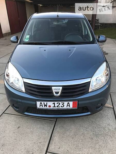 Dacia Sandero 2009  випуску Ужгород з двигуном 1.4 л бензин хэтчбек механіка за 4700 долл. 