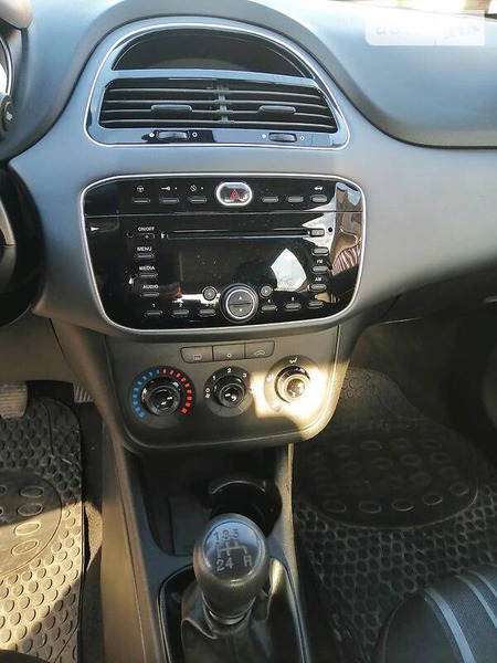 Fiat Punto 2011  випуску Рівне з двигуном 1.4 л бензин хэтчбек механіка за 5900 долл. 