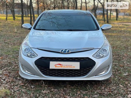 Hyundai Sonata 2014  випуску Миколаїв з двигуном 2.4 л гібрид седан автомат за 13200 долл. 