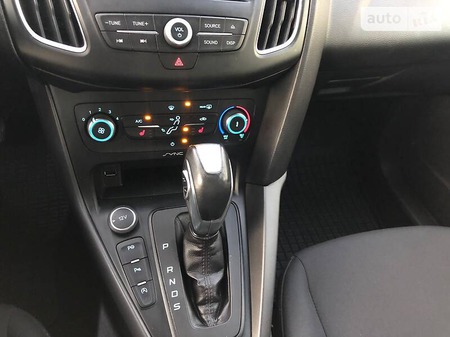Ford Focus 2015  випуску Луцьк з двигуном 1.5 л дизель універсал автомат за 9999 долл. 