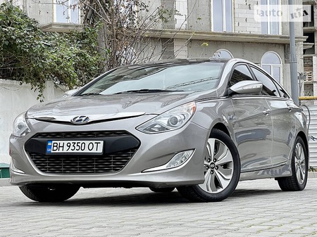 Hyundai Sonata 2014  випуску Одеса з двигуном 2.4 л гібрид седан автомат за 12700 долл. 