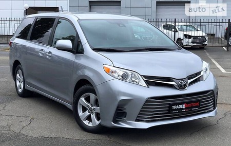 Toyota Sienna 2018  випуску Київ з двигуном 3.5 л бензин мінівен автомат за 25900 долл. 