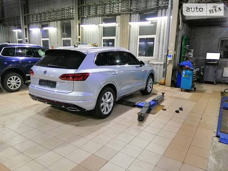 Volkswagen Touareg 2018  випуску Київ з двигуном 3 л бензин позашляховик автомат за 65000 долл. 
