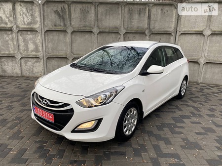 Hyundai i30 2014  випуску Дніпро з двигуном 1.4 л дизель універсал механіка за 8450 долл. 