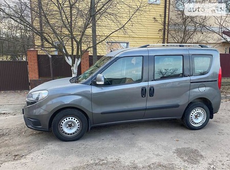 Fiat Doblo 2015  випуску Київ з двигуном 1.6 л дизель мінівен автомат за 9999 долл. 