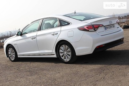 Hyundai Sonata 2016  випуску Одеса з двигуном 2 л гібрид седан автомат за 18000 долл. 