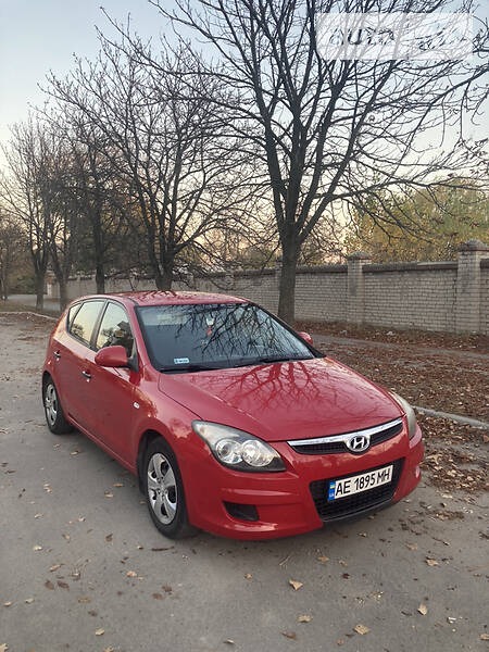 Hyundai i30 2009  випуску Дніпро з двигуном 1.4 л бензин хэтчбек механіка за 5750 долл. 