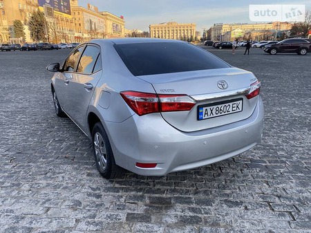 Toyota Corolla 2015  випуску Харків з двигуном 1.6 л бензин седан  за 13400 долл. 