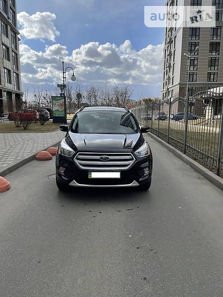 Ford Kuga 2017  випуску Київ з двигуном 0 л дизель позашляховик механіка за 17900 долл. 