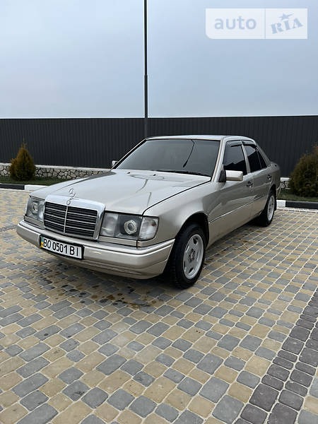 Mercedes-Benz E 200 1985  випуску Тернопіль з двигуном 2 л  седан механіка за 3200 долл. 