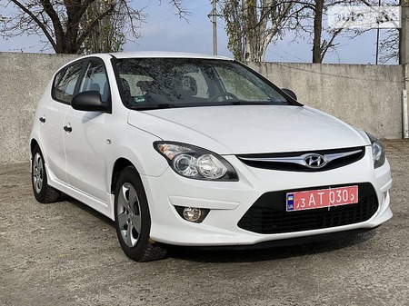 Hyundai i30 2011  випуску Дніпро з двигуном 1.4 л бензин хэтчбек механіка за 6500 долл. 
