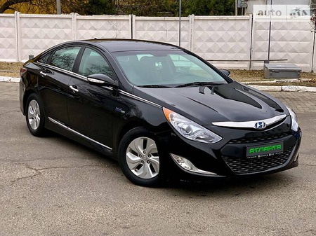 Hyundai Sonata 2014  випуску Одеса з двигуном 0 л гібрид седан автомат за 12500 долл. 